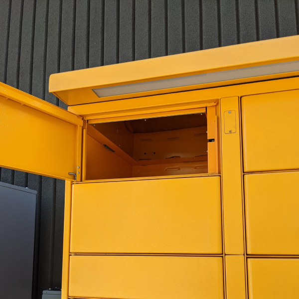 Casilleros para recibir paquetes instalados en edificio residencial