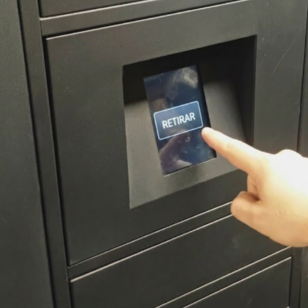 pantalla y lector QR en casillero inteligente para paquetes