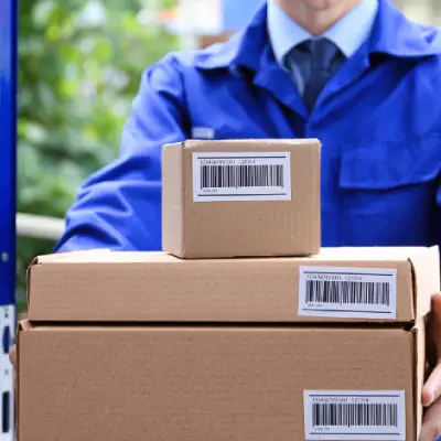 Acumulación de paquetes en portería de edificio residencial