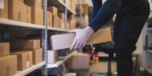 Paquetes acumulados en la portería