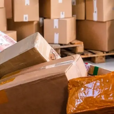 Paquetes almacenados de forma informal en una zona común