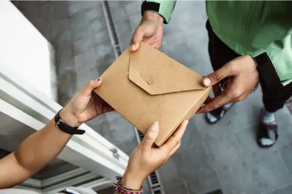 Paquetes en portería sin control definido